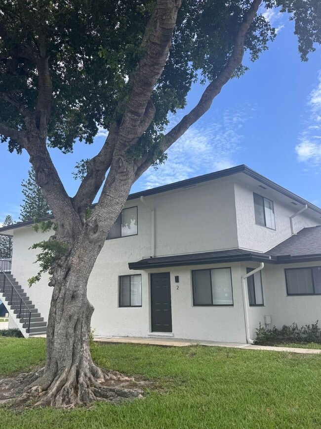 Building Photo - Top Floor 2 BR - Private Balcony + Garage ... Rental