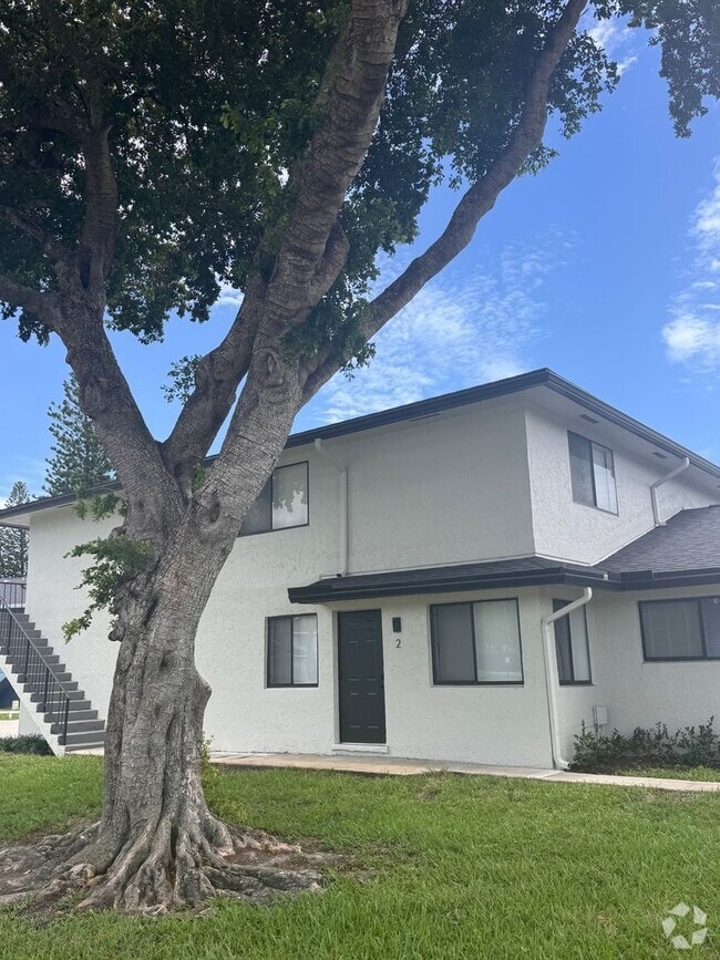 Building Photo - Top Floor 2 BR - Private Balcony + Garage ... Rental