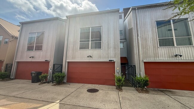 Building Photo - 2605 Calumet St Unit 16