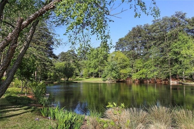 Building Photo - 2575 Peachtree Rd Unit 21-C