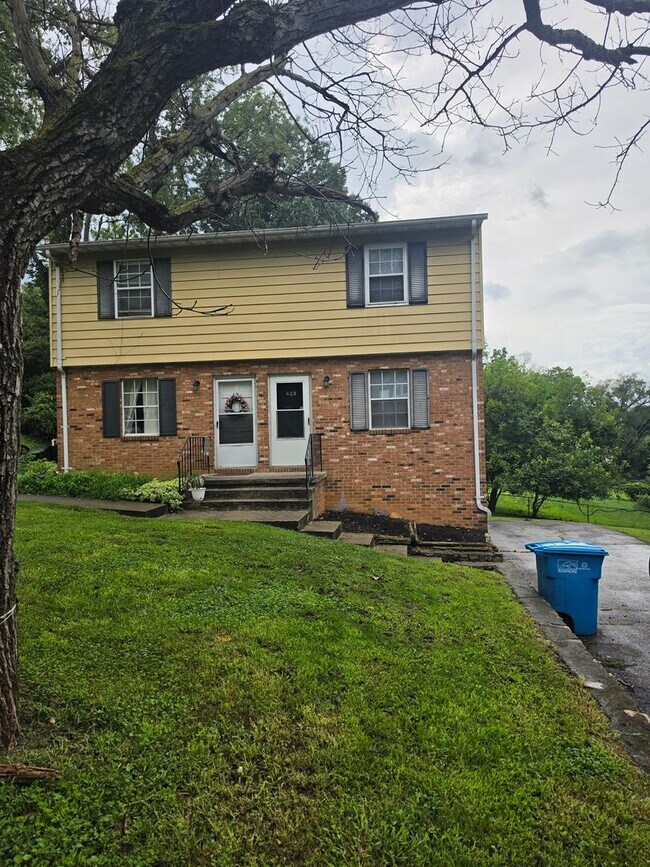 Building Photo - 426/428 Ceylon St NE. Unit 428