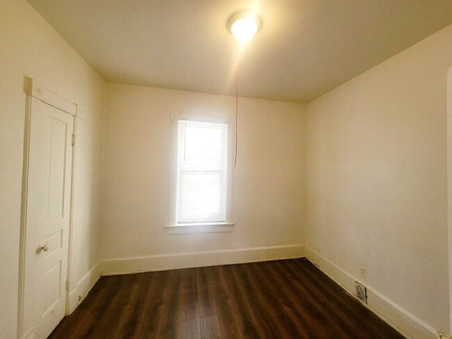 Photo - 1-Bedroom 1 Bath – 1710-1712 West Mineral ... Apartment