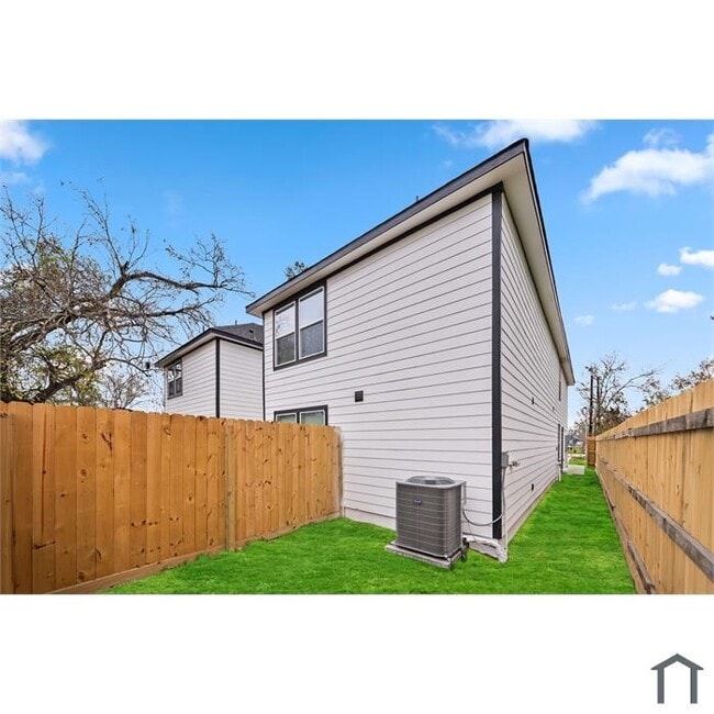 Photo - 8222 Bigwood St
