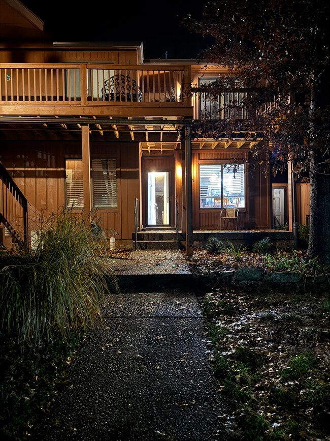 Building Photo - 489 Piping Rock Rd Unit 489