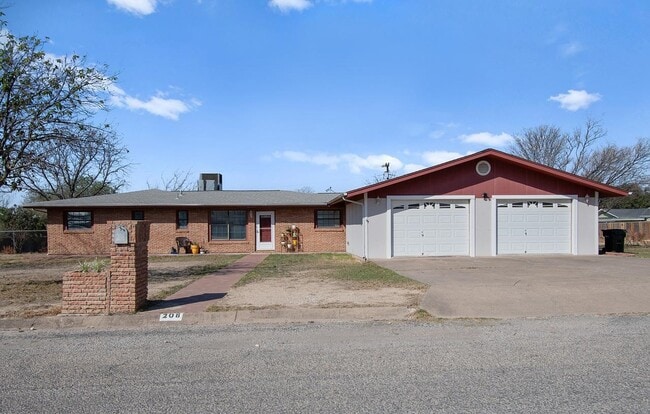 Photo - 208 N Broadview St