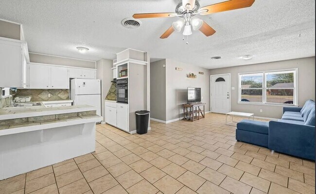 Photo - 3/2/1 Great Price Great Location. Available Now!