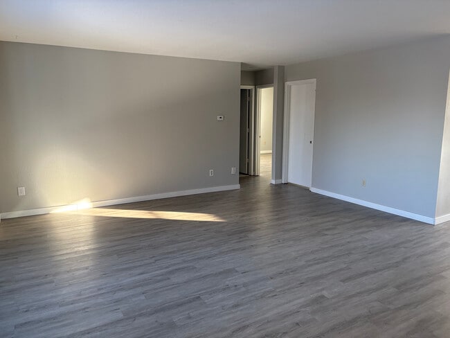 Sala de estar/pasillo - 8000 E 10th Ave Unidad C