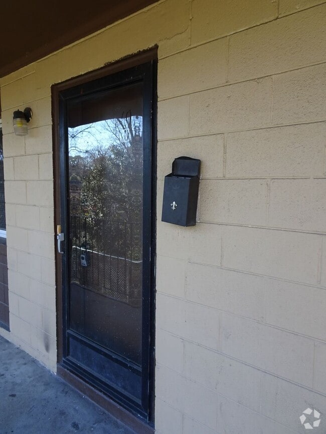 Building Photo - 2 Bedroom 1 Bathroom Apartment Rental in N... Unit Apt 10