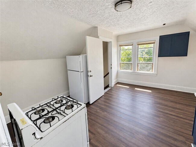 11202 Earle Ave Unit 3
