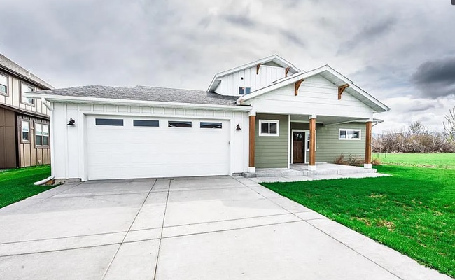 Building Photo - 4 Bedroom home located in upscale neighbor...