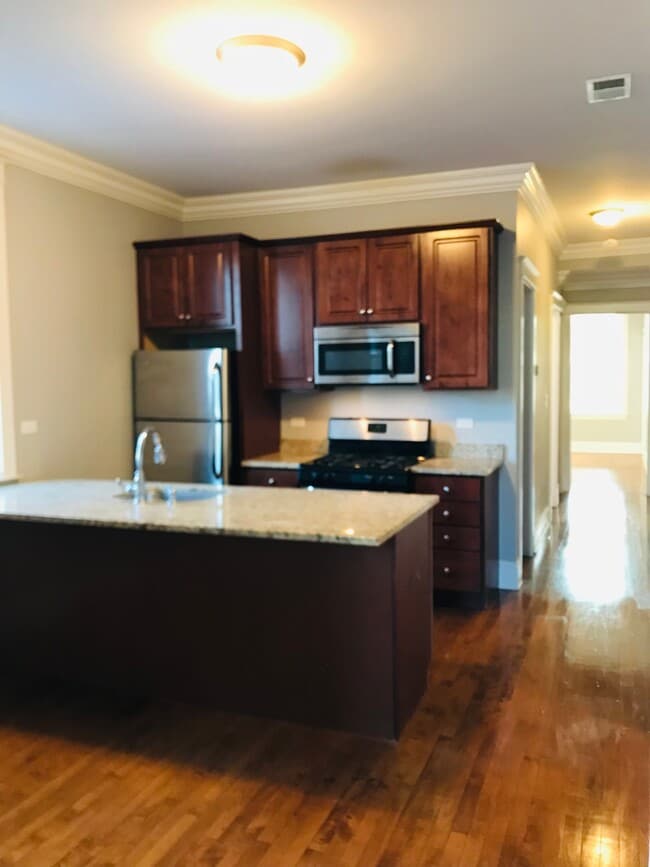 Kitchen - 2727 N Hamlin Ave Apartments Unit 2