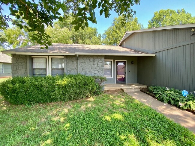 Spacious Jenks 4-Bedroom with NO Carpets &... - Spacious Jenks 4-Bedroom with NO Carpets &... House
