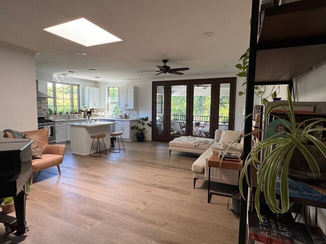 Photo - 225 B St