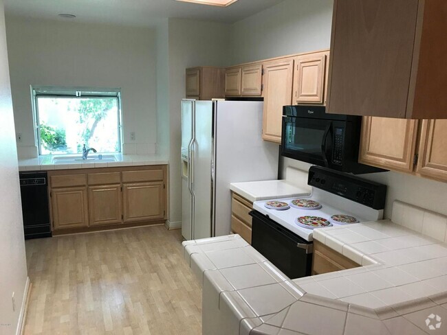 Building Photo - Nice Oak Park Corner Unit Townhome Which I...