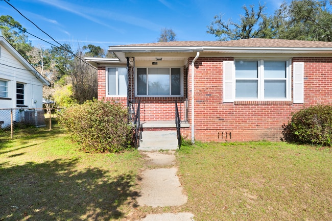 Photo - Cozy 3 bedroom home with large yard!