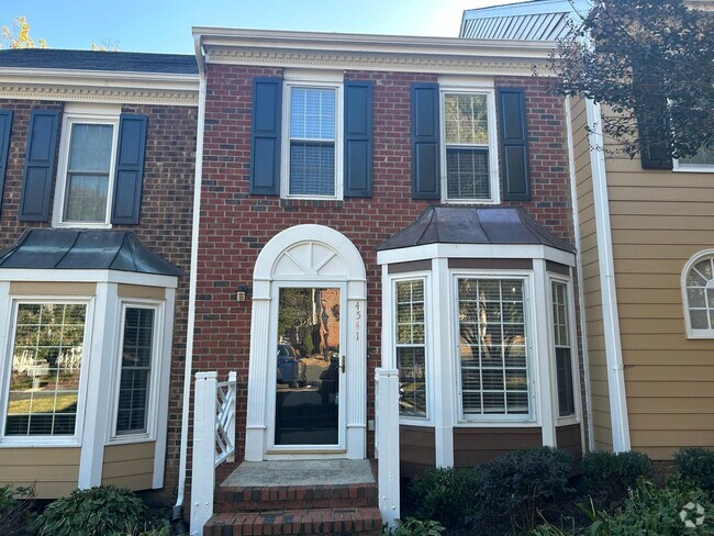 Building Photo - 2 Bed | 2.5 Bath Townhouse In North Raleig...