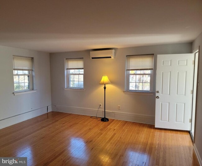 Building Photo - 230 N Essex Ave Unit 1ST