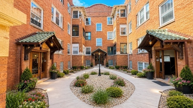 Building Photo - 4830 W Belle Plaine Ave Unit 1
