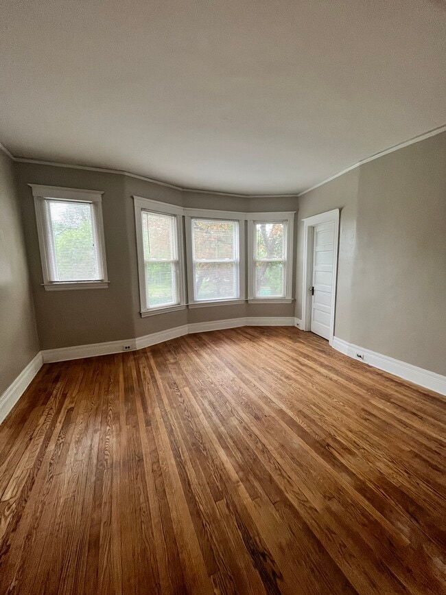 Building Photo - 2016 Wabash St Unit Upstairs