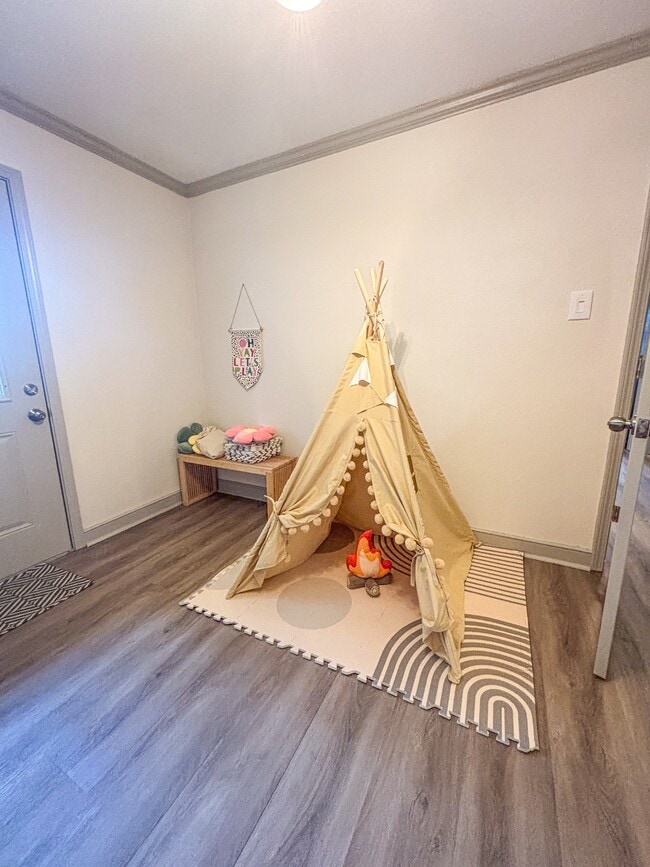 Photo - 710 McMillan Rd