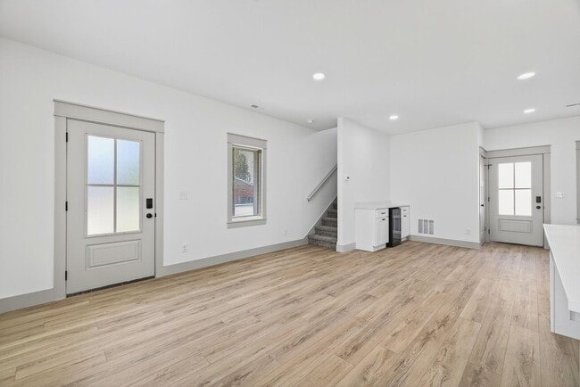 415 E 10th St