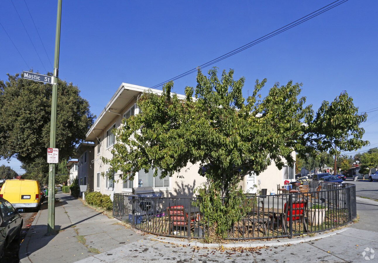 Photo - 121-135 Graham Ave