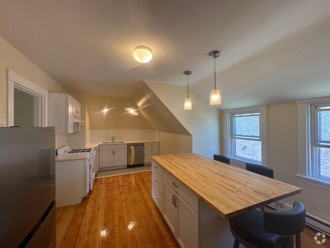 Building Photo - 82 Thurston St Unit 4 Rental
