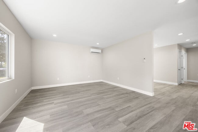 Photo - 121 W Elm Ave