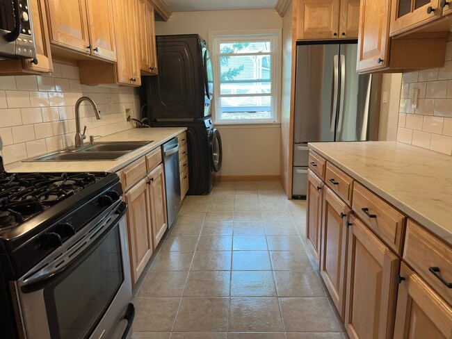 Kitchen - 143 Brittany Farms Rd Unit A