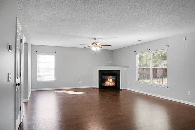 Building Photo - Spacious 2 Story, 4 BR, 2.5 BA, 2 Car Gara... Rental