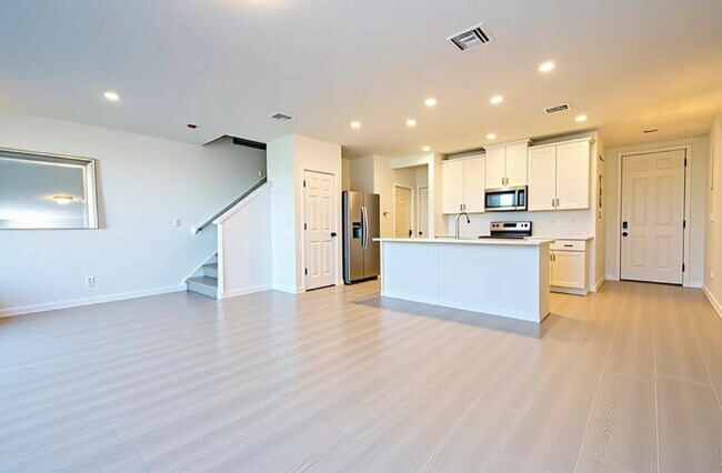 Photo - "Charming 3-Bed Townhouse in St. Cloud with Spacious 1,560 Sq Ft Layout and Modern Comforts!"