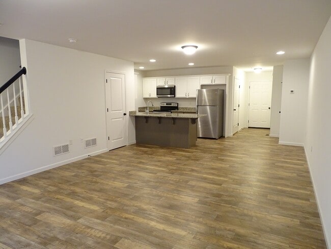 208 Lakeside Xing
