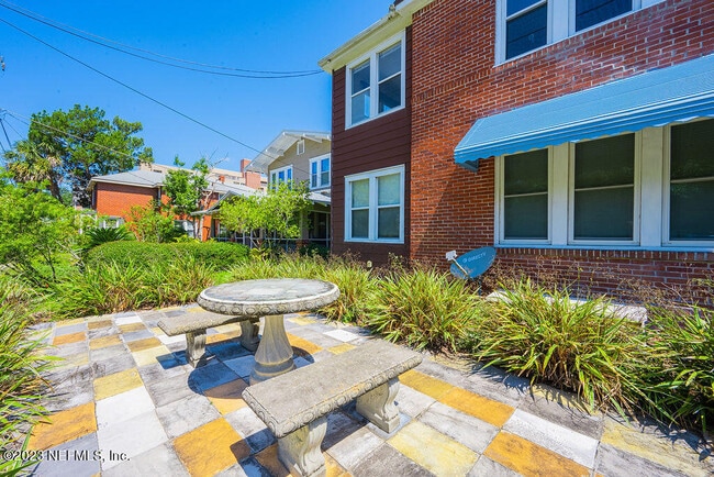 Photo - 831 Cedar St