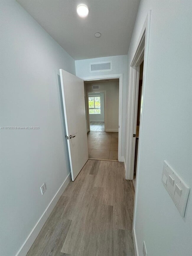 Photo - 2555 NE 193rd St
