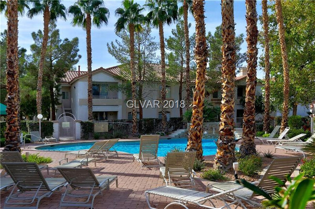 Spacious 3 bedroom Condo w/Garage and Gate... - Spacious 3 bedroom Condo w/Garage and Gate...