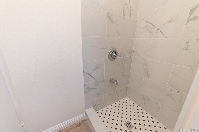 downstairs full bathroom - 91-756 Oneula Pl