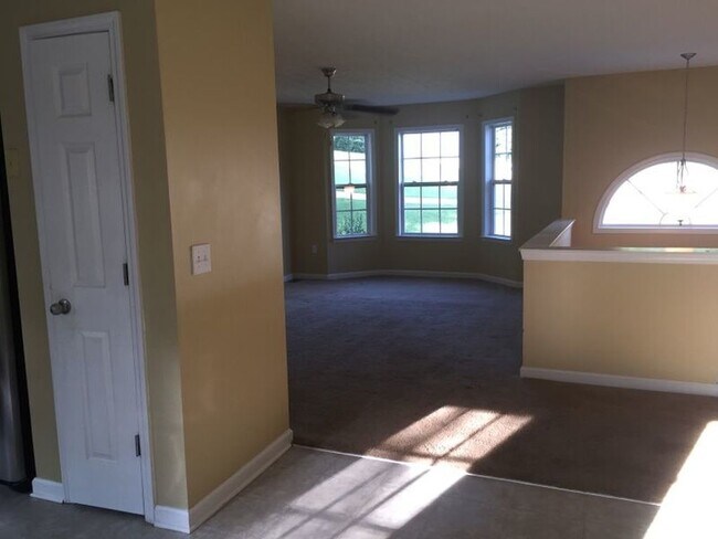 Photo - Spacious 3 Bedroom 3 Bath Home Located In ...