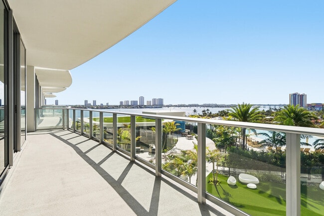 Building Photo - 220 Lake Shore Dr Unit 815