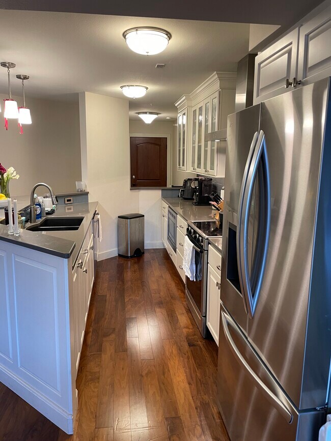 Kitchen - 332 S Linn St Unit 211