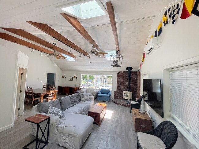 Gran sala. Vista de cerca de la sala de estar con asientos y chimenea. - 25 Theroux Dr