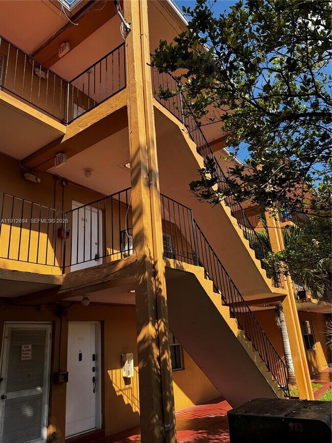 Building Photo - 1330 W 54th St Unit 205C