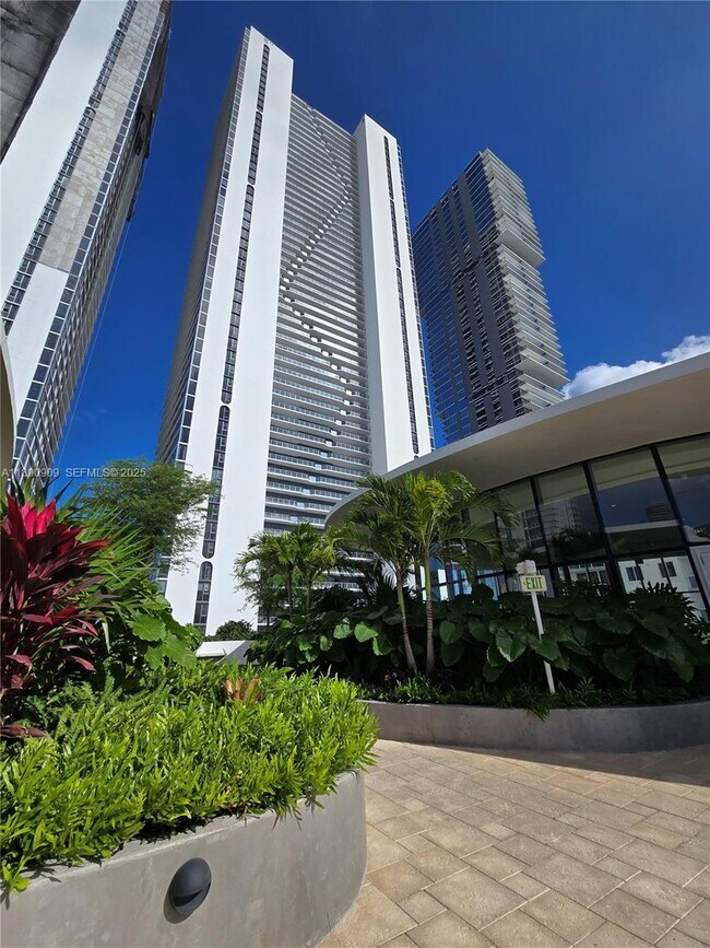 Building Photo - 700 NE 24th St Unit 4004