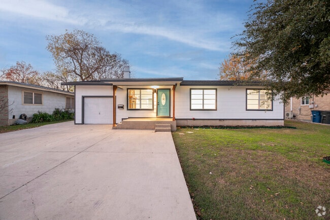 Building Photo - 636 Southeast Terrace Rental