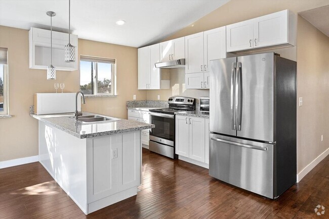 Building Photo - Now Available for Rent – Beautifully Upgra... Rental