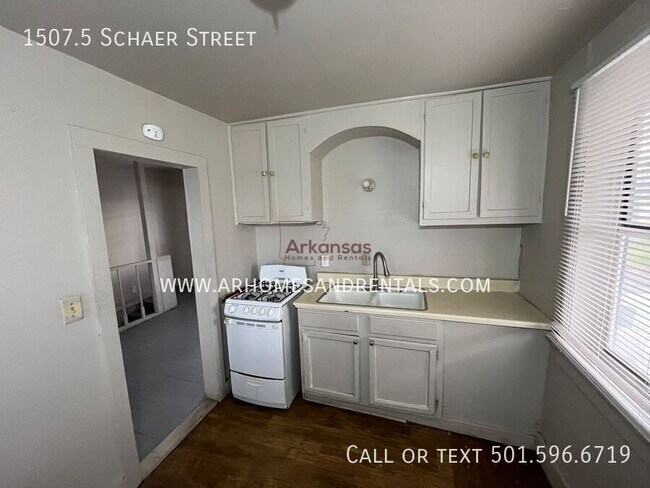 Photo - 1507.5 Schaer St
