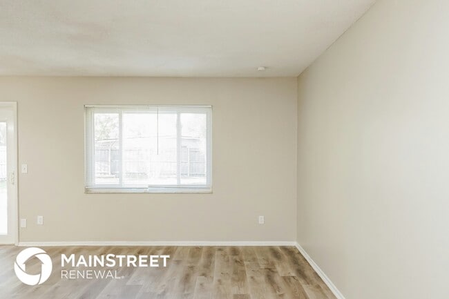 Photo - 913 Redwood Ct