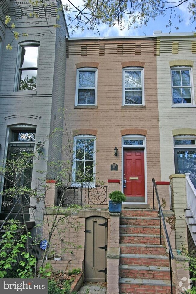 Building Photo - 311 9th St SE Rental
