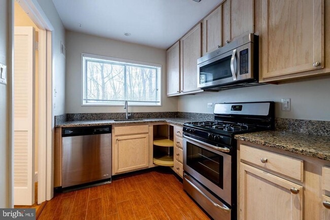 Building Photo - 10648 Montrose Ave Unit 102