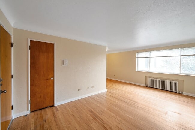 Photo - Large two Bed / One bath condo in great Art deco building near Washington park. Unidad 104