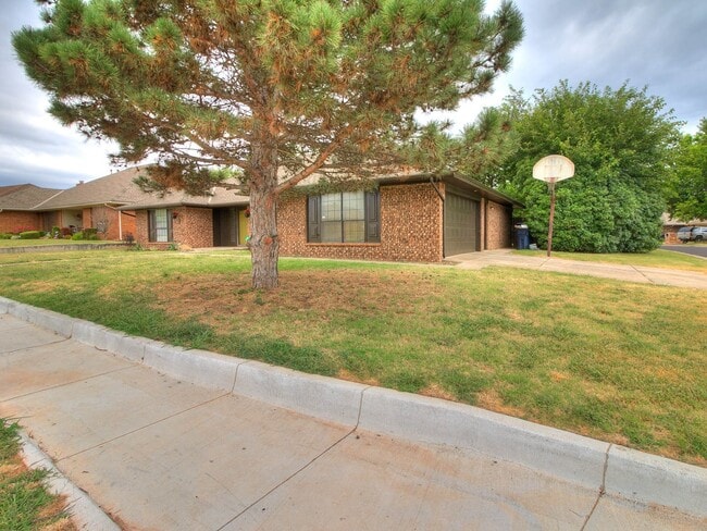 Photo - Large Corner Lot - 4 Bed/2.5 Bath + Study - 1 mile from PC North High School